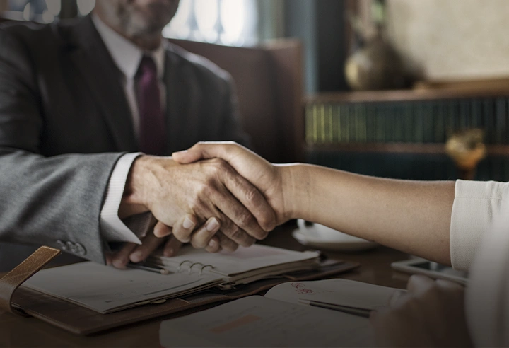 Aperto de mão entre advogado e cliente após a orientação